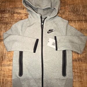 Brand New Nike Tech Kids Size 6 Heather Grey